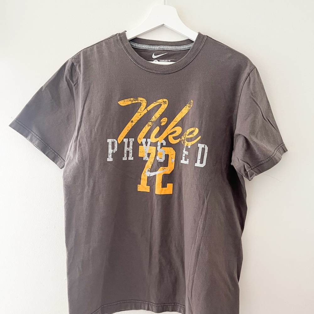Nike Men’s Phys Ed 72 Graphic Tee Size Large Grey Yellow Cotton ECU